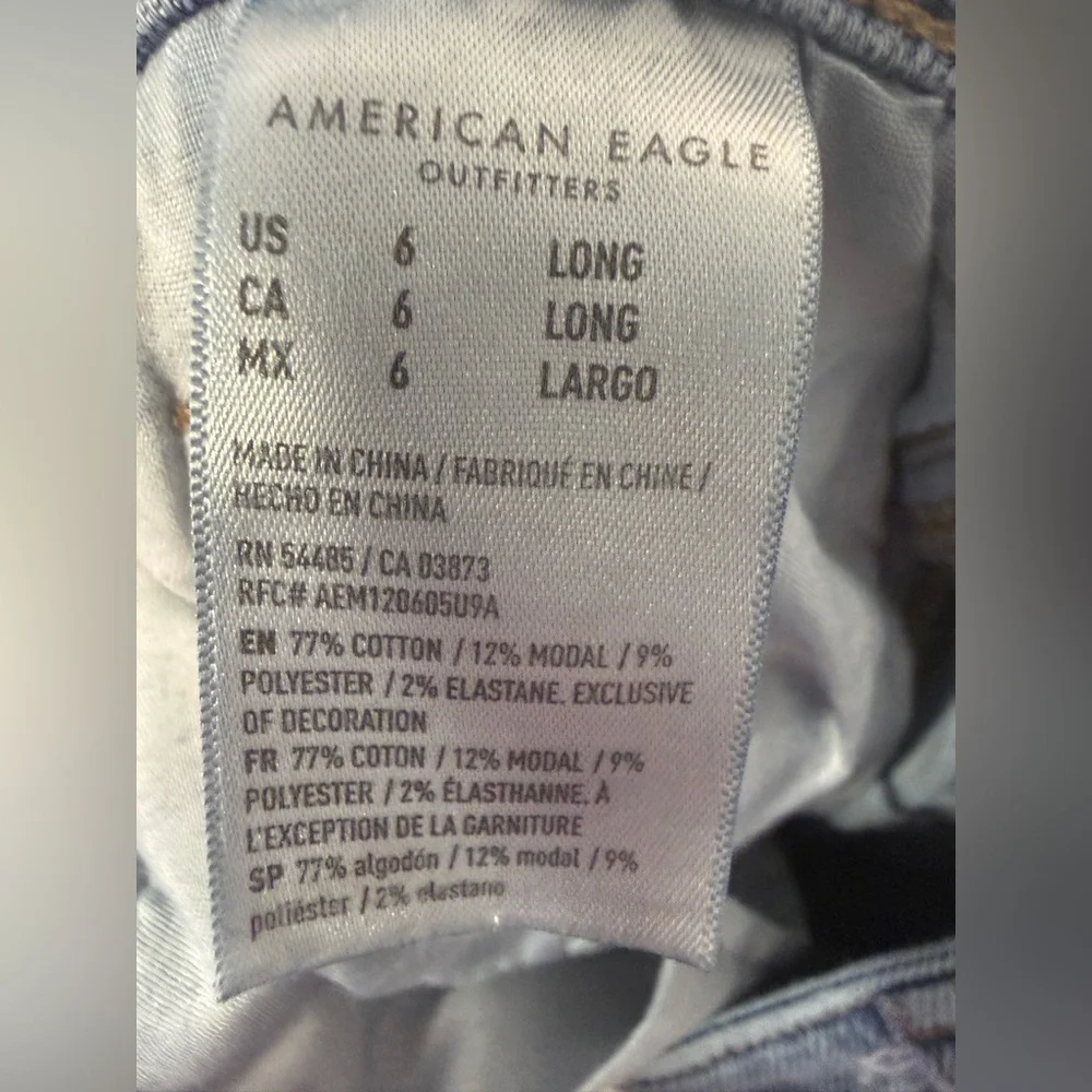 American Eagle Distressed Straight Mom Jeans Size 6 Long Light Wash Ripped Denim - Picture 14 of 14